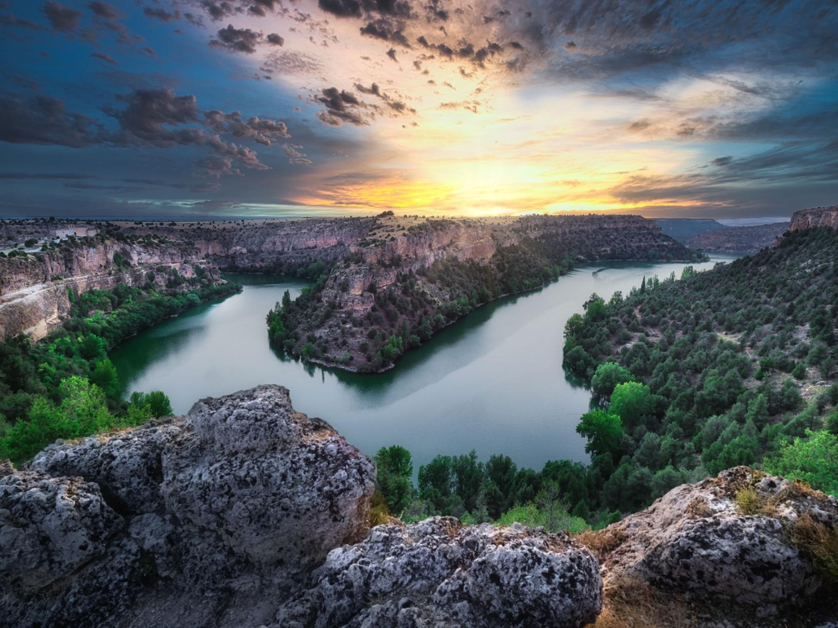 高品質の三脚、頑丈で非常に高い。